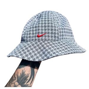 Nike Women's Houndstooth Bucket Hat - Gray and White